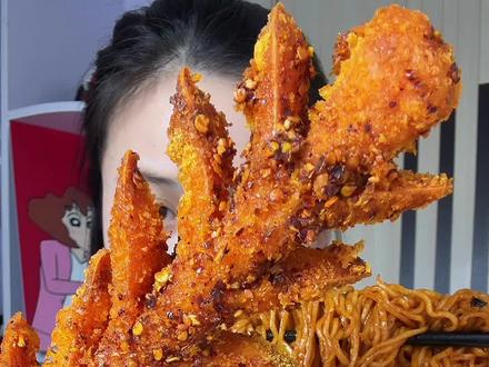 嘎嘎酥脆的淀粉肠配上火鸡面!太好吃啦!#网红脆皮淀粉肠 #火鸡面#速食#夜宵 #味道好极了你们想吃吗
