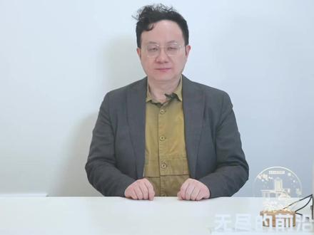 为什么会有三个宇宙速度?慢慢飞难道飞不出地球吗? 对航天感兴趣的人,肯定都听说过三个宇宙速度:第一宇宙速度等于7.9公里/秒,第二宇宙速度等于11.2公里/秒,第三宇宙速度等于16.7公里/秒。#航天 #第一宇宙速度 #第二宇宙速度 #第三宇宙速度
不过我经常看到,许多人对这些概念感到困惑。典型的问题是:飞出地球为什么一定要超过某个速度呢?如果你保持一个比较低的速度慢慢飞,比如说1公里/秒,难道你飞不出地球吗?
实际上,当然可以。如果你能一直保持某个大于零的速度,那么你当然可以飞出地球,飞得任意远。速度等于位移除以时间,所以如果速度为常量,那么时间趋于无穷的时候位移也趋于无穷,这本来就是速度的定义嘛。
但真正的问题在于,你如何保持速度?地球一直在对你施加引力,所以如果你想保持一个恒定的速度,就一定要有一个相反的力来跟引力抵消。这就需要消耗能量,对火箭来说就是要消耗燃料。
现在要点来了:在航天当中,燃料是极其宝贵的东西,比在地面上开汽车的燃料宝贵得多。在地面上开车,没油了你大不了停下来,找个地方加油再继续开。但在太空中你没法补充燃料,如果在燃料耗尽之前你达不到目标,就会被地球或者其他星球拽回来,前功尽弃。
你可能会问:何不多带些燃料呢?
得,这又是航天跟地面行驶的一个本质区别。汽车前进的动力是轮胎反推地面的摩擦力,但在太空中你无处借力,只能通过向后喷射物质来让火箭箭身前进。
这就导致一个问题:你要达到的速度越高,需要带的燃料就越多,但这些增加的燃料本身又需要更多的燃料来推动,导致一个恶性循环。结果是,单位质量燃料的效果大大下降。