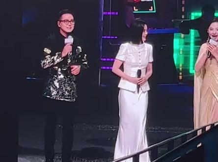 #刀郎祝贺徐子尧 12月19日,在成都举办的“花开天下”国韵新年演唱会上,#徐子尧 惊艳亮相,深情演唱了《花妖》一曲。当晚22:09,四川卫视发布了徐子尧的演出视频,仅仅9分钟后,刀郎的账号便迅速转发,并配文“祝贺徐子尧老师首秀圆满成功”,字里行间流露出满满的祝贺与欣慰。