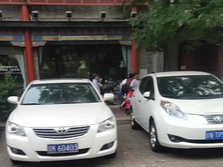 河南濮阳的车,没有通行证,导航直导北京天安门 ,把车停到了天安门口,办事不动大脑 ,为这几个霸气的女人点赞 !