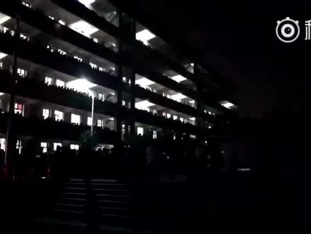 很多学校都有临近高考时"喊楼"为高考考生加油的传统,你经历过吗?湘潭凤凰中学举行高考"喊楼"活动!点❤️必胜!