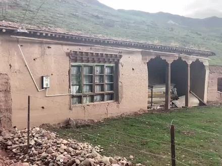 西藏贫困户的房子啥条件?墙和房顶都是泥土做的 #西藏 #自驾游 #317