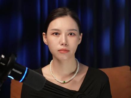 这是一个受害者,也是一个千万身家的商人;是一个被推下悬崖的女人,也是一个能把舆论变成武器的棋手。
34米悬崖,17处骨折,泰国终审,33年刑期。这些都是真的。但她2017年就已身家千万,两年从导游做到供应商,这也不是假的。
关键在时间线:2023年6月签约我们公司,3个月后起诉离婚。一个被告在泰国服刑、法律文书都送不到的绝境案,靠什么推动?靠流量,靠工业级的舆论机器。然后2024年,怀孕、生子、出书、获奖,步步话题,步步为营。2025年9月开庭,10月判离。
合同还剩一个月,病中控诉先来了。全网声讨,公司两天内从“重返团队”变成“友好解约”。账号归属、收益分配,一字未提。
我不是在替资本说话。我只是想问一句:你的同情和转发,究竟帮了一个受害者,还是成全了一场精准的谈判?#王暖暖 #无忧传媒 #消失的她 #陈思成 #竞业协议