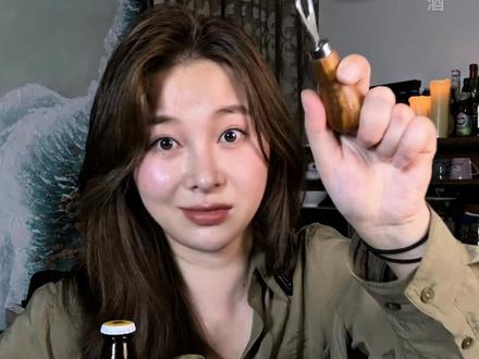 酒鬼集合!今天和捷皇小麦和豪尔特小麦 【捷皇】入口是水果泡泡糖的甜感,随后是香蕉、烤面包还有丁香花的味道。气泡细腻,口感和伯龙接近,香气表现爆棚但是收口比柏龙干净不反酸
【豪尔特】顺滑、饱满,香蕉和丁香味比艾英格明显,香气表现很好,入口瞬间会有酸感,沙口感一般,整体很平衡,后调酚类香气明显,丁香花突出,还有茶香感。温度回温后香蕉味和丁香味表现更明显一点
#真实生活分享计划 #C姐真爱喝 #德式小麦 #微醺精酿 #种草激励计划
