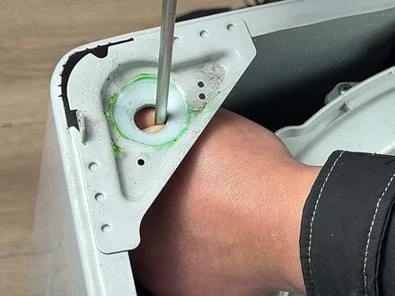 家这到底是洗衣机还是炸弹啊?你家洗衣机是不是也是这样啊!今天教你们更换小天鹅TB75-Mute60wd洗衣机的吊杆,学到就是赚到,还不赶快收藏起来!#小天鹅洗衣机 #洗衣机维修 #家电维修 #小天鹅Tb75