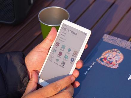 小屏党终于等到了!6.13英寸的彩色墨水屏平板电脑 手机大小的迷你阅终于用上彩色墨水屏了,并且还升级了白色面板,增加了实体按键和外放扬声器,以前网友们吐槽过的短板,现在好像全都补齐了!而它就是墨案迷你阅Ultra,这款彩色墨水屏平板用起来到底怎么样?这个视频告诉你!