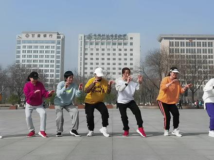 让人乐翻天的抖音快手火爆《公鸡舞》,看到最后不信逗不乐你