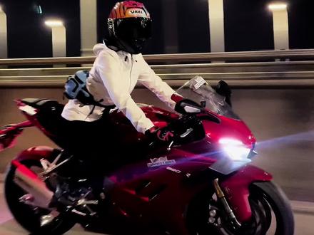 恭喜各位马上就要成为尊贵的张雪820RR车主#张雪820RR #张雪机车 #动力猛兽 #张雪机车昆明凯旋利店