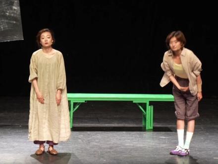 向往的生活中的《跷跷板定律》原来是这个意思 一部好的戏剧作品走到台前要走多远?
#跷跷板定律 的故事中,三次“我”与“她”因为🤰🏻而相遇,但这三次讨论的出发点都是关于“自己”:如何规划未来,要不要留下这个孩子;在讨论中,两个人的观点达成了某种动态平衡,选择本身没有对错之分,只是会导向不同的人生。
好像女性创作者的说教味总会少一点,她提出问题让世界的另一面。上海的演后谈中导演说“祝你是你”,在迷茫中放下焦虑,找到自己,你想要的答案也许会自动浮现。
这一届的#乌镇戏剧节 因为各种各样的原因re度很高,戏剧节是乌托邦,走出这个镇子,戏剧工作者依然要面临有上顿没下顿的窘境。但总有人在默默生长,直到破茧而出,剧场的光会打在每个人身上,创作的力量是无穷的。
“讲也无风雨也无晴,讲夕阳是免费的,讲🍺只要几块钱,讲文章气节,讲与众不同,讲生存还是毁灭,讲青春万岁,讲人会孤独,但人不会孤独终老,因为总有一个朋友,会在她最需要的时候,陪她玩跷跷板……”
P.S. 也不得不说黄磊老师为青年戏剧创作者铺了很多路,今年蜻蜓计划应该还会在戏剧节后推选优秀作品出来巡演,欢迎大家走进剧场,好戏不仅只在乌镇~
#向往的生活 #黄磊 #候场看剧