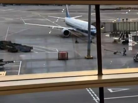 近日,文旅部郑重提醒#中国游客近期避免前往日本旅游 !多家航司发布日本机票免费退改签政策,日本旅游退潮,航班量环比降幅超14%。11月17日,中国蓝新闻记者从#南方航空 客服热线了解到,目前已有很多计划赴日旅客办理退票。客服表示,目前机票正常售卖,旅客前往与否可自行决定。“具体航班安排暂未接到通知”#南航已受理很多赴日旅客退票