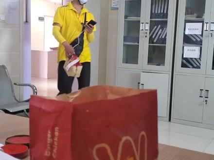 今天吃个华莱士,今晚做个喷射战士
