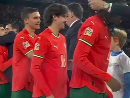 2025年欧国联冠军属于葡萄牙🇵🇹
C罗又一次捧起了奖杯🏆
尊贵的C罗球迷欢呼吧葡萄牙球迷欢呼吧#欧国联冠军 #冠军#C罗是冠军