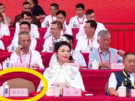 为何主办方要给刘涛准备无logo瓶装水?去年一则路透视频流出,难怪白鹿要帮张真源拿酸奶#刘涛 #白鹿 #张真源 #影娱热点团 #内容启发搜索