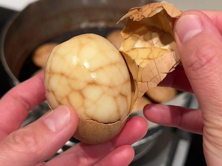 我家每隔几天就会煮一锅茶叶蛋,给它泡一晚上,连蛋黄都入味了,孩子特别爱吃#在家做美食 #美食 #鸡蛋