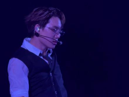 老天爷 是谁在我脸上跳人工爱啊😭#EXO #exo越南演唱会 #金钟仁 #KAI #人工爱
