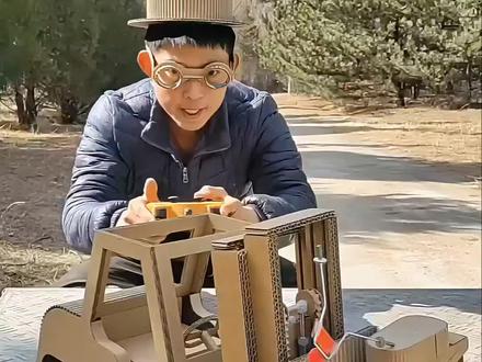 来自于农村的一位小伙子用硬纸板制作出了一辆“叉车”轰动了全网#手工#纸壳#教程