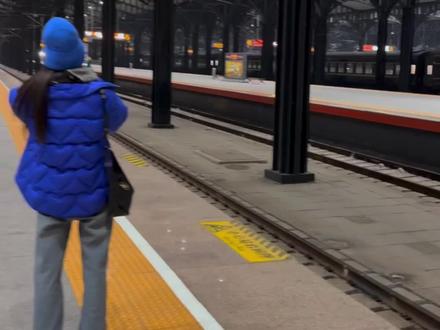 “我也吃过很多苦,但我的记性很差,经常忘记吃过的苦,所以一直很开心的样子,一直不费吹灰之力的样子”#虞书欣#打工人#00后