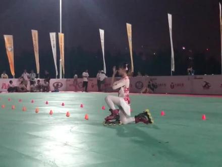 比赛到小小上场时,已经半夜11点半了,获得2019中国自由式轮滑公开赛(成都站)少女丙组冠军🏆