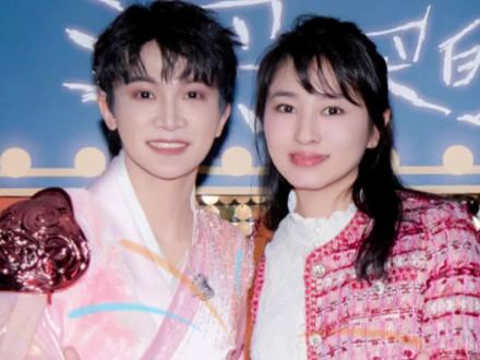 后台探班周深的香港排面!香港演唱会成龙、刘德华、李克勤、容祖儿等众明星送花篮,五万人全场齐声粤语大合唱,周深成为香港启德主场馆跨年演唱会第一人!#周深 #生米 #演唱会 #粤语 #香港