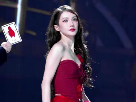 神秘魅惑女人又来发牌了♠️♥️这尖叫声2026开年爆火🔥 #抖音美好惊喜夜 #抖音美好跨年季 #金晨惊喜夜红裙小野猫造型美翻 #抖音热门舞蹈计划 @DOU+小助手