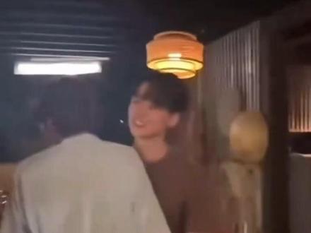 #Keng 抱怨和#Namping 分开,然后工作人员把namping送到keng 面前,你看keng多快就抱住了他。当时正在拍摄那场标志性的差点接吻的戏。#kengnamping