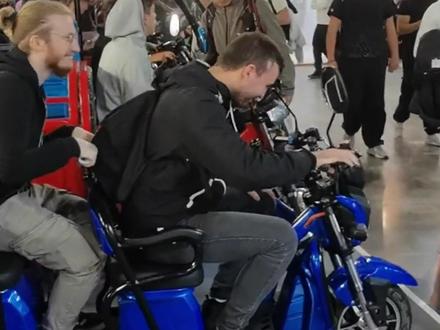 中国三蹦子,火遍全球!