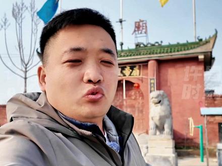 魏文帝庙位于河南省许昌市东城区祖师街道郭集社区西南,当地人也称为高庙。相传是曹操所建的“曹氏家庙”,后来被魏明帝曹叡改为魏文帝庙。1985年,这座古庙被公布为县级文物保护单位;2001年,又被公布为市级文物保护单位。魏文帝庙内现存的明弘治六年的《重修魏文帝庙记》石碑,记载了庙宇的历史沿革、地理位置以及魏文帝与许昌的关系等信息。(记者:任江鹏;编辑:朱琳)