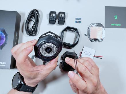 黑鲨FUNCOOLER 5 Pro实测-7℃:别再乱开最高档 黑鲨FUNCOOLER 5 Pro实测-7℃:别再乱开最高档!全网首次电路曝光
我手上这款,是黑鲨刚推出的FUNCOOLER 5 Pro冰封制冷背夹,集半导体制冷、高速风扇、RGB灯效、磁吸安装、APP智控于一身,黑鲨官方还说它能瞬降35°C。听起来确实够猛。这一期,我们不止测试,还要亲手拆开它的核心结构,把它里里外外摸个透!看看它用的什么制冷片?风扇转速有多猛?电控方案是堆料还是缩水?咱们数据实测 + 深度拆解,一次给你讲明白!
喜欢咱们这种硬核测拆视频内容的,记得一键三连点赞关注投币走起来,你们的支持就是咱们更新的动力!!#黑鲨 #磁吸散热器 #黑鲨5pro #散热器 #拆解