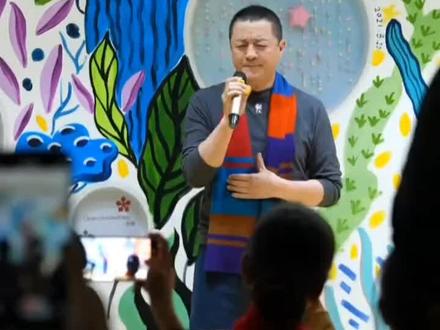 李亚鹏泪洒现场,发言哽咽,难关终于度过了,希望老天爷从此善待这个善良的人。这么多年真的太不容易了