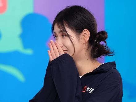 “综合格斗女王”张伟丽与“跨栏女神”夏思凝跨界互动!夏思凝轻松抱起张伟丽转圈圈,一时不知道该羡慕谁。#夏思凝把张伟丽抱起来了#