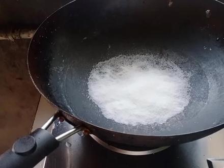 上次弄的雪水,正好有几十个鸭蛋了,炒好料腌雪水咸鸭蛋。