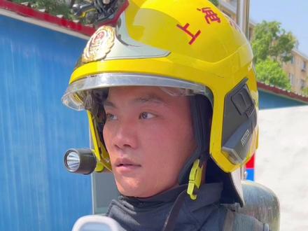 衣服温度热到48.9°C!烈日炎炎每天坚持训练,钢铁意志只为人民#消防战士 #上海天气