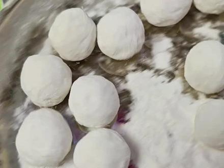 今天我特意又做了一次老式元宵,因为有粉丝说没做好,我觉得这样做的元宵简单好做馅料非常香,请把红心点亮关注收藏看我怎么做的#老式元宵 #元宵的做法 #美食分享 #元宵节 #汤圆