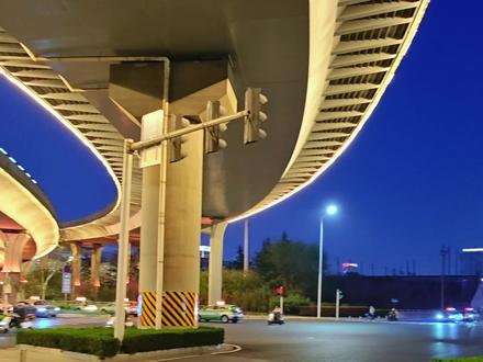 你好,郑州,充满未来感的铁路心脏❗️
路过东站看到这个路口,瞬间被吸引到!
蓝调时刻的高铁和城市风光充满了未来感!
使用黑琵w25s三脚架,定格科技瞬间!
#城市风光 #inmyfeelings #摄影 #黑琵三脚架 #中国铁路心脏
@黑琵HEIPI