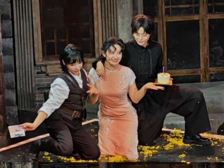 破墙260109
听完男卡再来听完全就是天籁
很难不爱全女卡
谁返场还来了一段小品
#音乐剧破墙 #赵雨卉 #陈旭 #范可妮