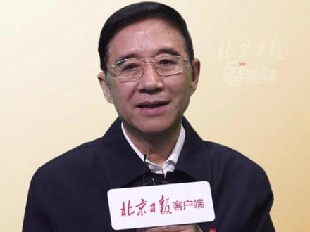 《开心岭》编剧兼总策划孟广顺揭秘创作始末 2025年11月27日,亚洲国际电影节金鹮奖颁奖典礼在珠海横琴隆重举行。电影《开心岭》凭借精湛的艺术表现脱颖而出,一举斩获最佳故事片奖和最佳录音奖两项殊荣。著名演员巫刚凭借在该片中的出色表演,荣获亚洲杰出男演员奖。该片出品人兼编剧、总策划孟广顺在接受北京日报客户端专访时表示,作为铁路兵出身的他,一直关注铁路题材创作。《开心岭》源于真人真事——一位老铁路兵在海拔4200米信号站点坚持每日升国旗,其精神深深打动孟广顺,最终促成影片诞生。#《开心岭》编剧兼总策划孟广顺揭秘创作始末