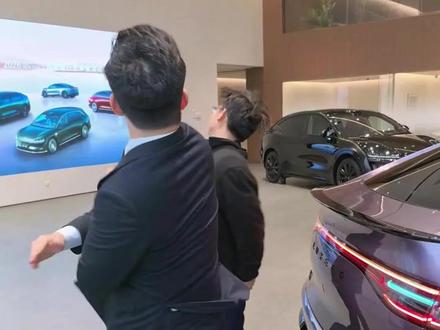 你会不会这个智界R7的后备箱开启方式呢?不会的话我教你呀#同事搞笑日常 #汽车功能 #鸿蒙智行