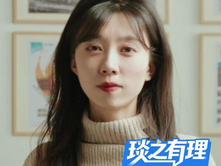 【美国的“斩杀线”其实是击鼓传锅】 最近被热议的“斩杀线”一次,本是游戏用语,指的是血量一低,就会被一套带走。现在,美国中产发现,自己的人生好像也有一条“斩杀线”。一旦落到某种田地,系统就不救你了,直接游戏结束。这么严重的事,美国政府却在忙着全方位甩锅。先来一波横着甩,两党互相指责对方搞烂了经济,但双方默契十足,谁都不碰制度问题本身。而后是纵着甩,美国财长贝森特几天前被问到“斩杀线”时,将之全部归罪于拜登。而拜登当年在任的时候,也将经济问题归罪于特朗普留下的烂摊子。这就是美国的政治体制,不是解决问题,而是击鼓传锅。唯一不被接住的,是站在“斩杀线”边上摇摇欲坠的普通人。政客的锅甩完了,普通人也在自己的人生里出局了。#斩杀线 #特朗普