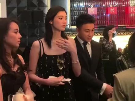 奚梦瑶何猷君婚礼现场曝光,造价过亿铺满郁金香 王嘉尔与伴郎团合照
#奚梦瑶 #何猷君 #王嘉尔