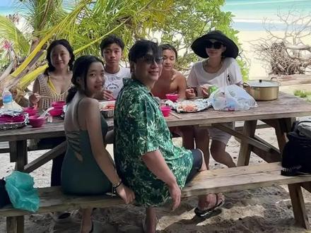 帕劳🇵🇼旅游攻略来啦!无人岛午餐超正👍
帛琉群島,西太平洋的岛屿国家,全国不超过2万人,全国没有红绿灯,因其潛水活動而舉世聞名,是潛水愛好者認定的世界最佳潛水地點之一。帛琉的海水共有7種不同的顏色,讓每一個見過它的遊客都讚嘆不已。
帛琉是第一個被列入世界文化遺址的海島 末受破壞的珊瑚礁、洞穴、森林、島嶼,无数的海洋生物 世界上最非凡的自然奇景等等 吸引著遊客前來領略帛琉的風采,享受無人叨擾的純粹度假天堂。
📑 签证
中國與帛琉無外交關係
帛琉實行落地簽證制度,外國人需持有效期6個月以上的護照並出示離帕機票,均可入境停留30天。所有人入境都要交天堂环境稅100美金(計入機票中,不單獨收)
帛琉一年四季阳光充足 是任何時候都可以去的旅遊勝地
貨幣🪙:
美金💲
時差:
帛琉使用東九區時間,比中國北京時間快1個小時。
酒店🏨
太平洋酒店: 有自己的沙滩、。塘、泳池,私家园林式建筑(我们住这个酒店,属于当地Zui好的酒店)
帛琉大饭店:位于市中心,购物方便,所有房间 可看海#帕劳#海外旅游#婚拍景,并且设有DFS免税店。
出海浮潜安排
1. 水母湖、蓝珊瑚、牛奶湖、鲨鱼城
2. 情人桥、海底玫瑰花园、德国水道、大断层
3. 环岛游 其他景点(小白宫、瀑布、蓝角、蓝洞、海豚湾)
去帕劳基本是6天5晚或者5天4晚行程
目前是有两家航空直飞的 (7天6晚/6天5晚/5天4晚任选)
KR柬埔寨航空
LQ澜湄航空
去之前要提前联络地接 他们会安排好行程 住宿 还有餐饮
出海会有导游 船长 以及食物到无人岛上吃
(当然包船和参加拼船是不一样待遇的,我們是包船的)
国内只有澳门可直飞(4h左右)
每天至少3个潜点且每个水下的美都不一样 海钓 也能钓到很多鱼 线放下去没多久就有反应 很有成就感 钩完直接上无人岛煮了,很鲜美!,很赞👍
岛上餐厅选择较少且贵‼️
岛上的信号比较差 网络不稳定
(酒店🏨信号相对好一点,但也不太好😅😅,島上很無聊,消費很貴,可以去發發呆,感受不太有網絡的世界)
‼️記得一定要做好防晒 紫外线很强 很容易晒伤
要带珊瑚鞋 (能防止踩到珊瑚刮倒 伤害到他们)
備註:很容易看到很多漂亮珊瑚,熱帶魚群,鯊魚很多,魔鬼魚和大海龜要深海潛才看到。
#记录生活#帕劳 #帕劳旅游 #旅行vlog #帕劳旅游攻略