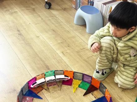 能立马盘活磁力片的电动小火车,让磁力片玩起来更有趣,可以发挥想象力创造很多有趣的跑道,大人小朋友都能玩的不亦乐乎#益智玩具 #动手动脑 #创意搭建 #亲子陪伴