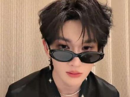 终于结束了(双眼皮给战损了)
像冷宫里疯了的妃子
#直播 #搞笑 #荣耀之战 #命苦 #余宇涵