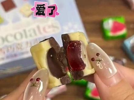 在冬天来临之际,收到了好朋友送的巧克力~!!#惊喜 #雪吻 #冬天来了 #巧克力