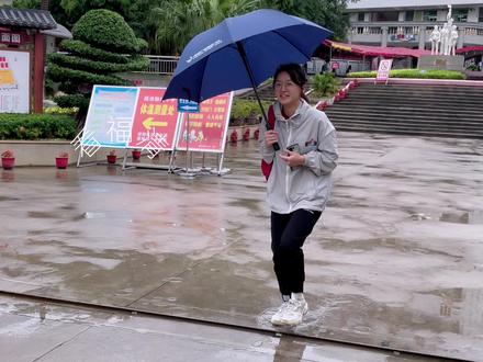 万众瞩目:2022年高考一场,福清第一个出考场的考生是她是她就是她~#看福清 #第一个出考场的人 #高考 #金榜题名 #高考加油