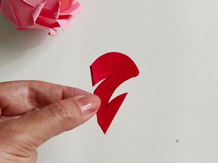 ✂️ 咔嚓咔嚓,指尖的舞蹈!
一张红纸,剪出千年浪漫~#窗花#手工剪纸教程 #创作者中心 #创作灵感 #剪纸