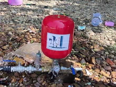 可达100米扬程的小型水锤泵野外安装测试#水锤泵 #自制水锤泵#科技小制作