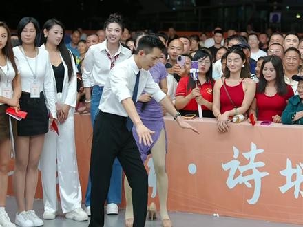 索图倒立行走本以为是王者,结果图佳佳直接秒杀,一山更比一山高 #索图大舞台 #索图大舞台直播 #索图大舞台直播回放 #倒立行走 #图佳佳