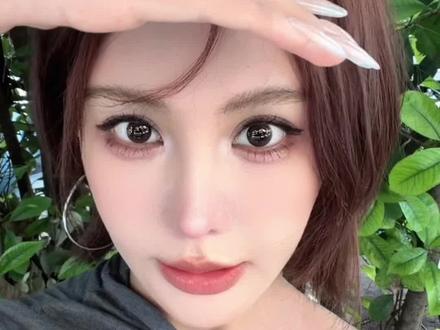 能有点深沉不?#妆容#东北甜妹