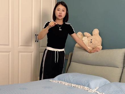 夏天吹不了空调又嫌热的一定要试一下这个豆豆凉席,透气不闷汗,睡在上面是凉而不冰,老人小孩都能睡,四周都做了绑带不会跑被,脏了直接放洗衣机里面洗非常方便