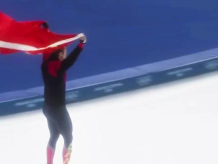 “这是四年前在冰丝带不甘心绕场一圈又一圈的少年”
#宁忠岩 #冬奥会 #中国队夺冠